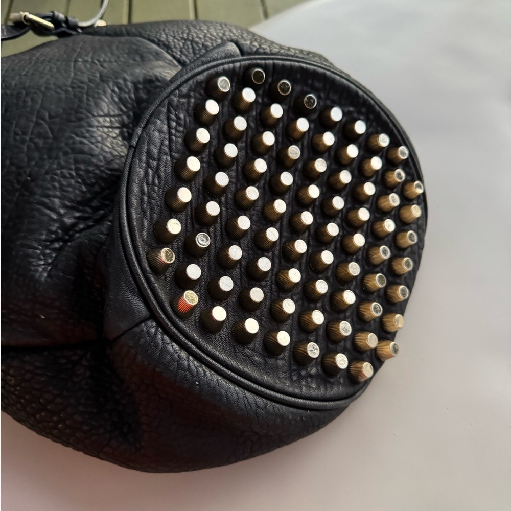 Alexander Wang Black leather crossbody bucket bag with silver hardware - Picture 5 of 9